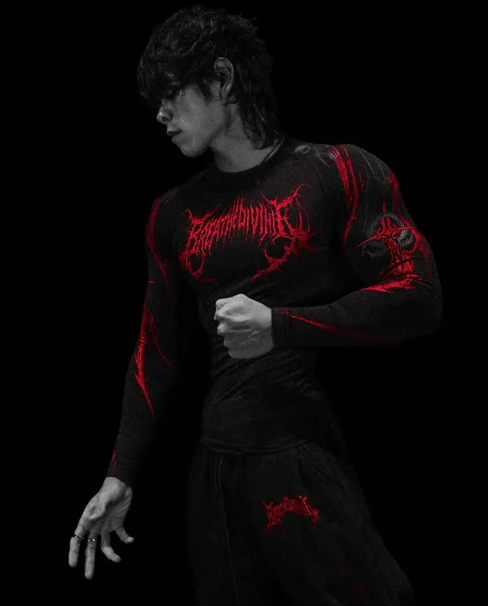 Camiseta gotica negra con rojo oscuro