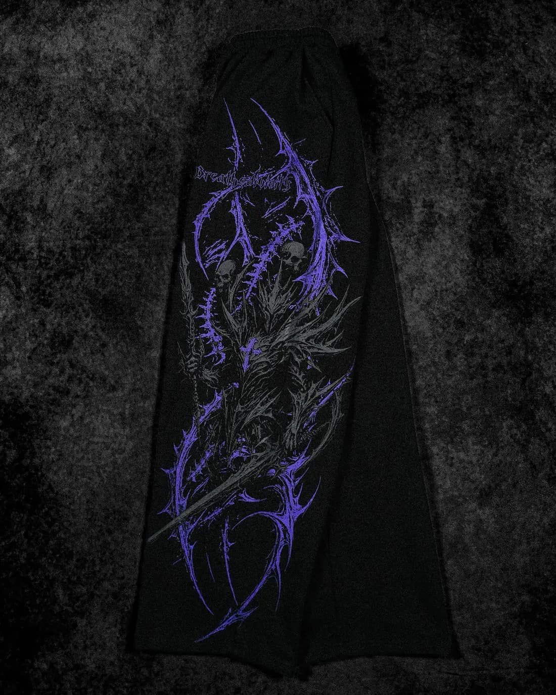 Jogger Breathe divinity fallen kinght morado con negro