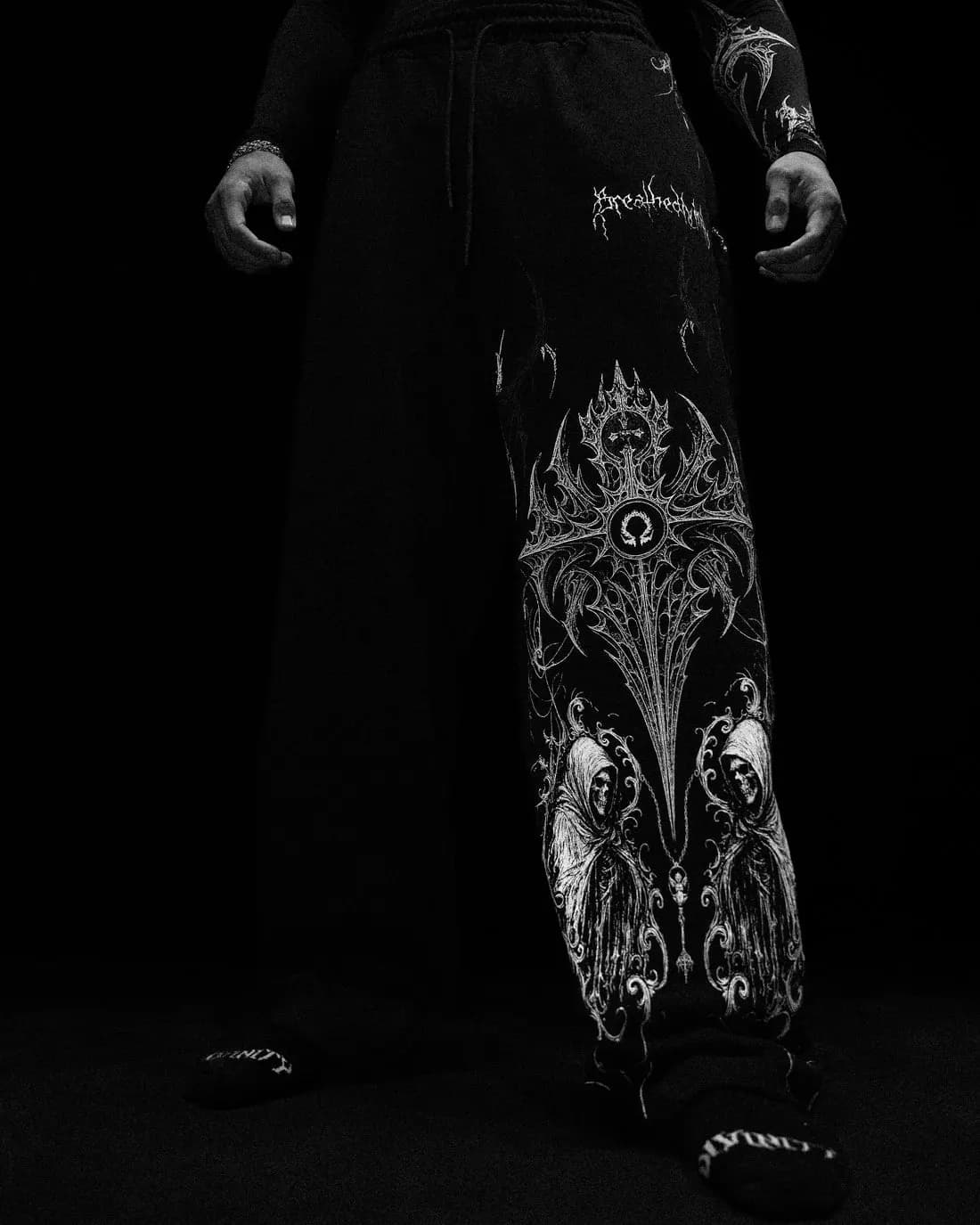 Jogger Breathe divinity skeleton shield negro con blanco