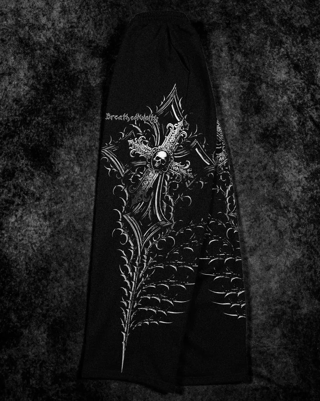 Jogger Breathe divinity Death rose negro con blanco y negro